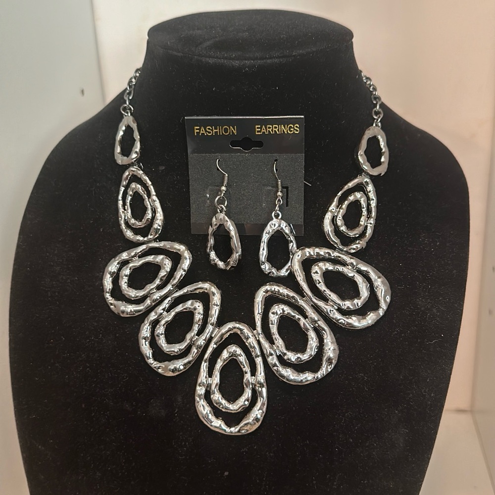 Beautiful silver tone, necklace, and earring set